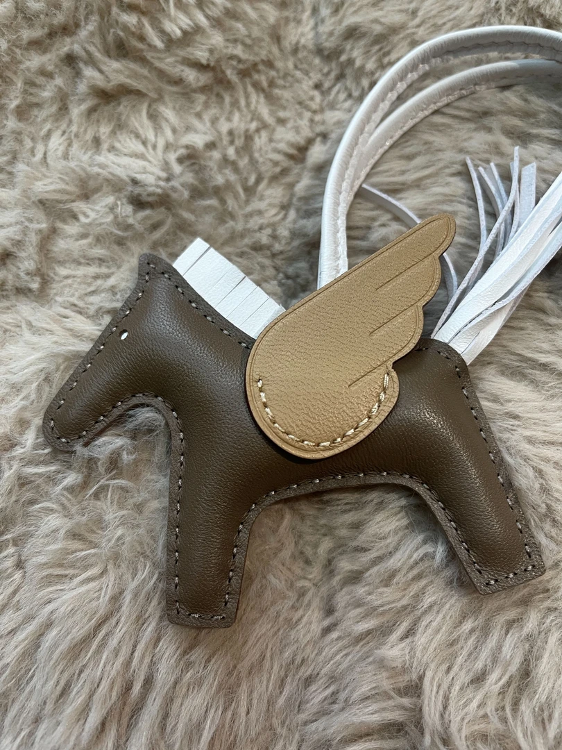 D定制设计款 小众包包挂饰  与品牌无关