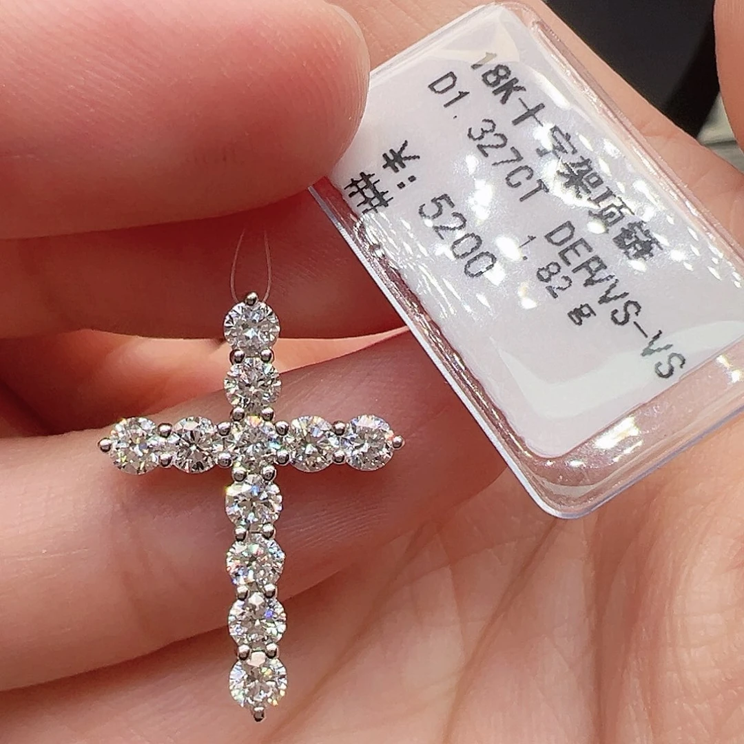 套链18K金镶嵌实验室培育钻石单颗12分，十字架吊坠k白