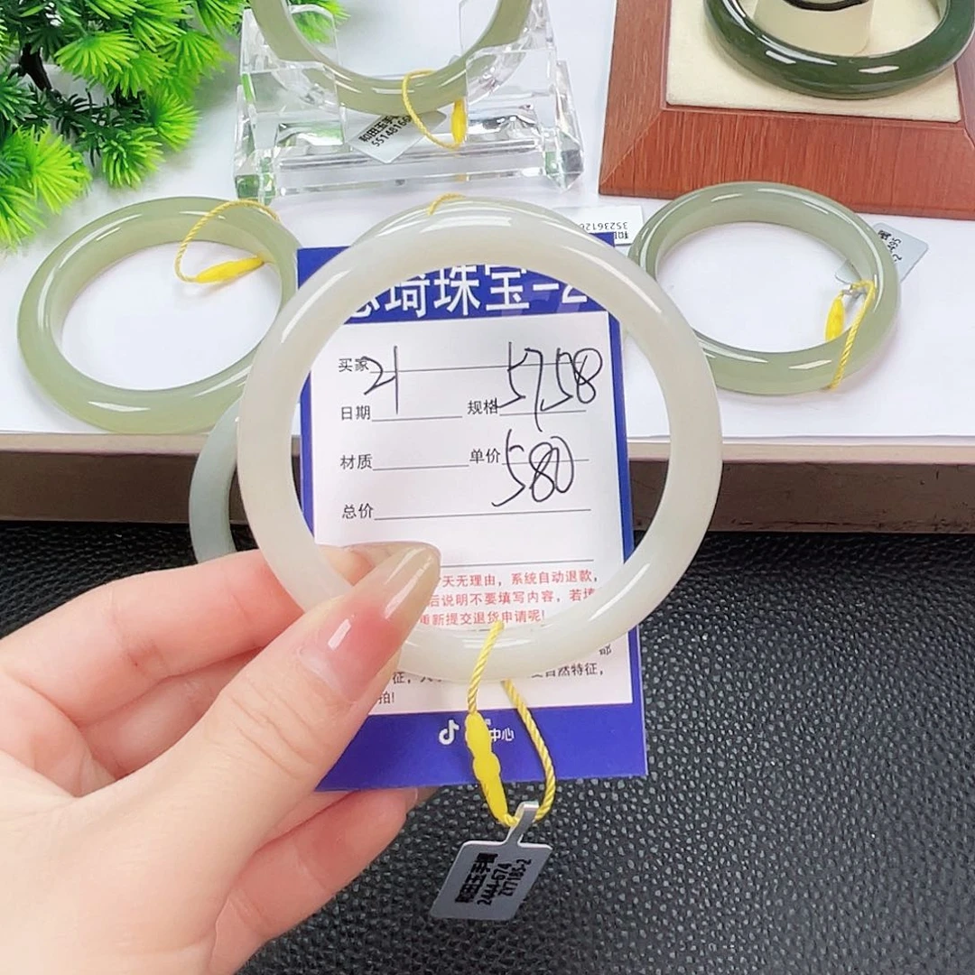 和田玉手镯未镶嵌