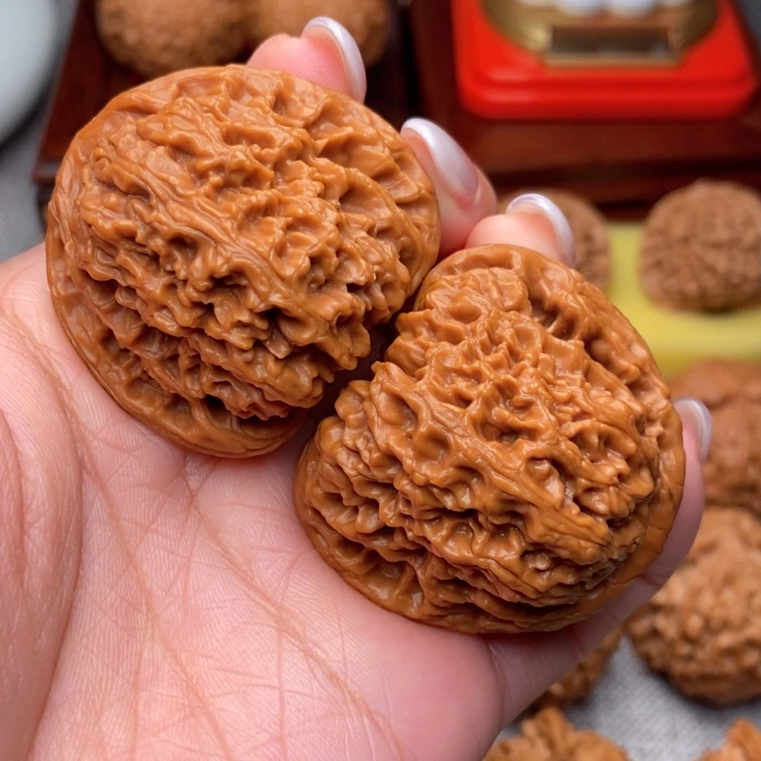 文玩核桃把件红皮满肉三角疆42.8