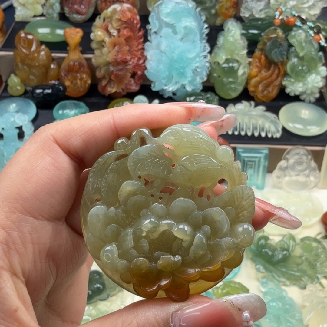岫玉未镶嵌颈饰岫玉圆牌牡丹花