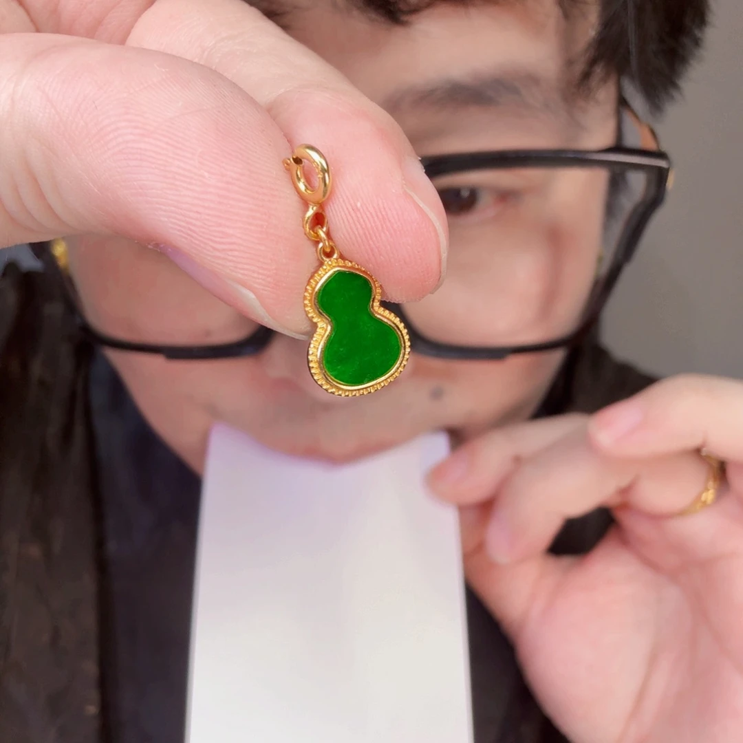 翡翠未镶嵌颈饰一个