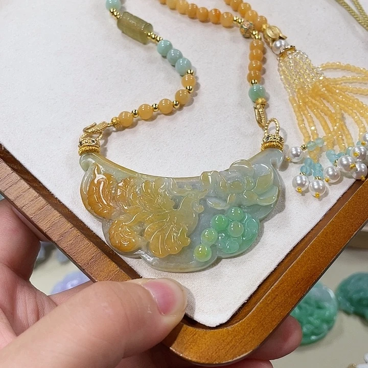 翡翠未镶嵌颈饰小**?翡翠吊坠