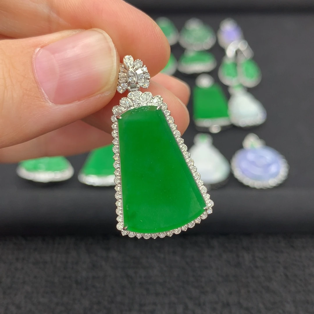 翡翠18K金镶嵌颈饰无事牌