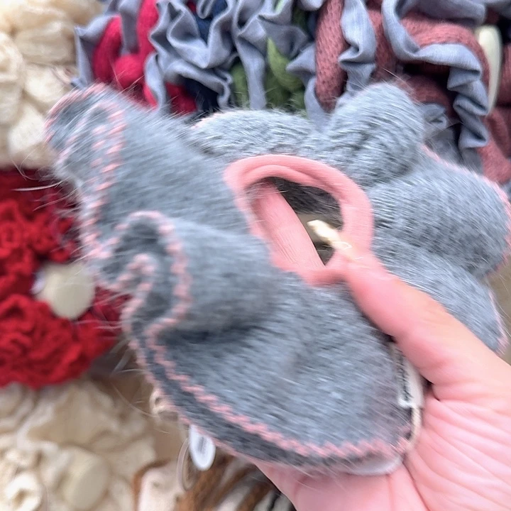 浅灰色粉边毛线大肠圈
