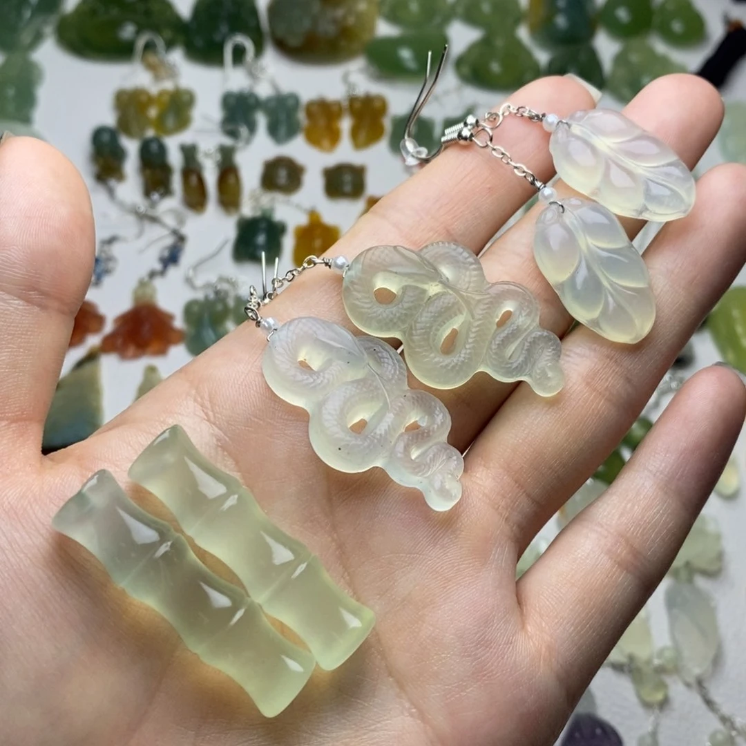 蛇纹石玉未镶嵌耳饰