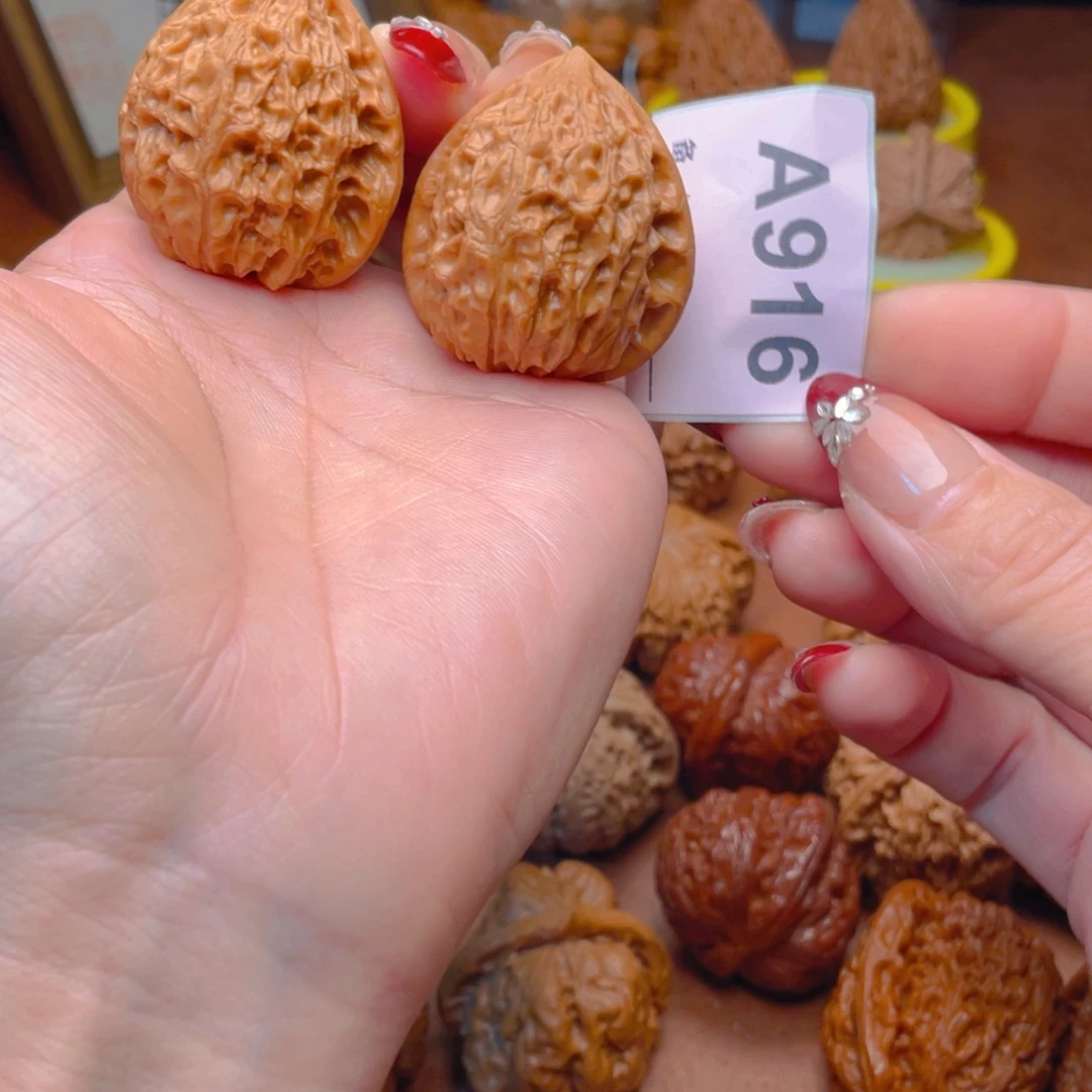 文玩核桃吊坠金牛36