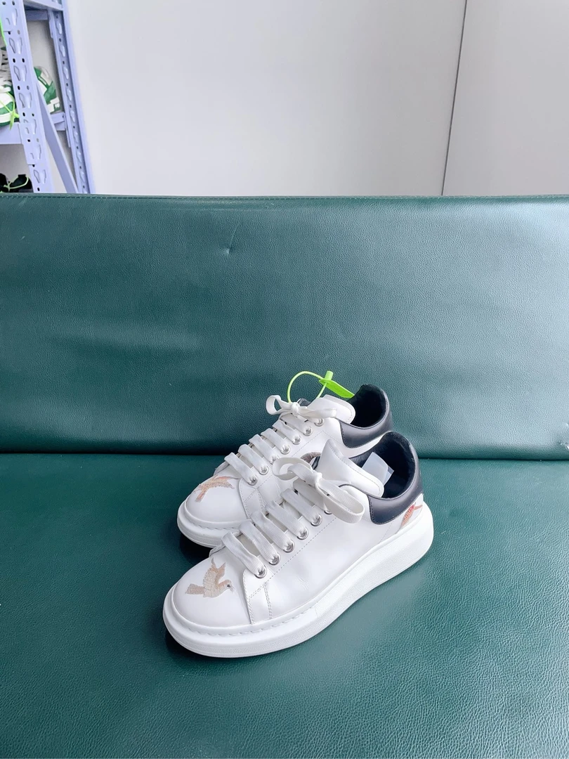 99新 Alexander McQueen/亚历山大·麦昆 刺绣黑尾 40码d4959
