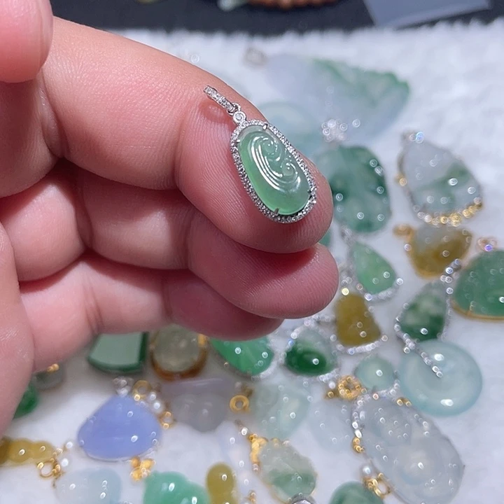 翡翠18K金镶嵌颈饰