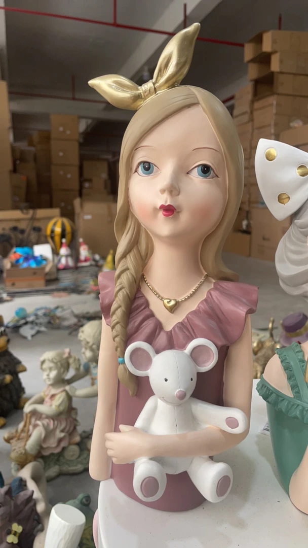 抱小熊女孩树脂摆件