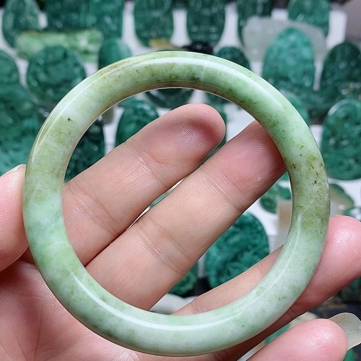 未镶嵌独山玉手镯