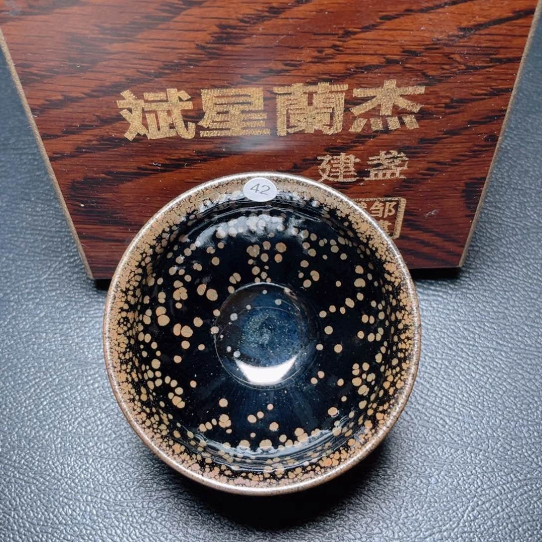 茶盏滴滴答答的声音响