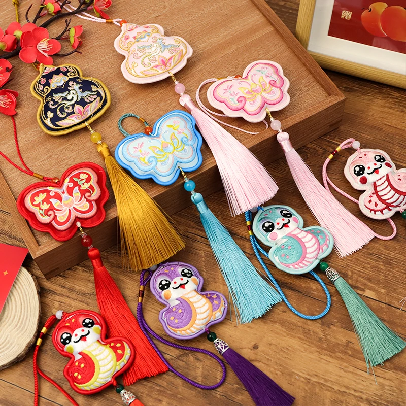 2025蛇年新年挂饰卡通小挂件吉祥物挂饰香包配饰花店手工diy材料