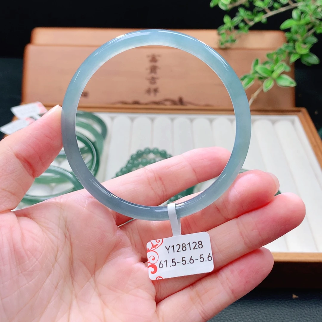 未镶嵌手镯（圆镯）翡翠