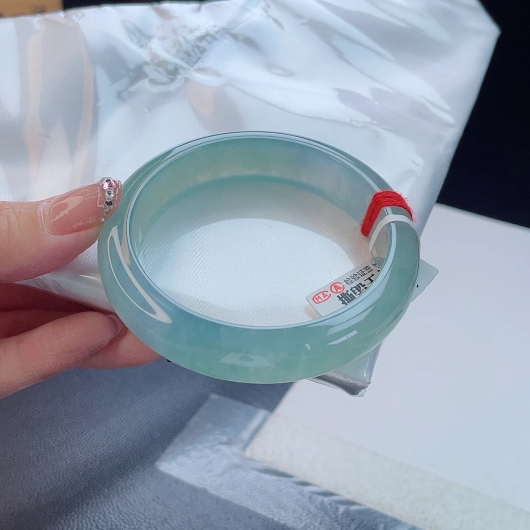 翡翠手镯未镶嵌翡翠