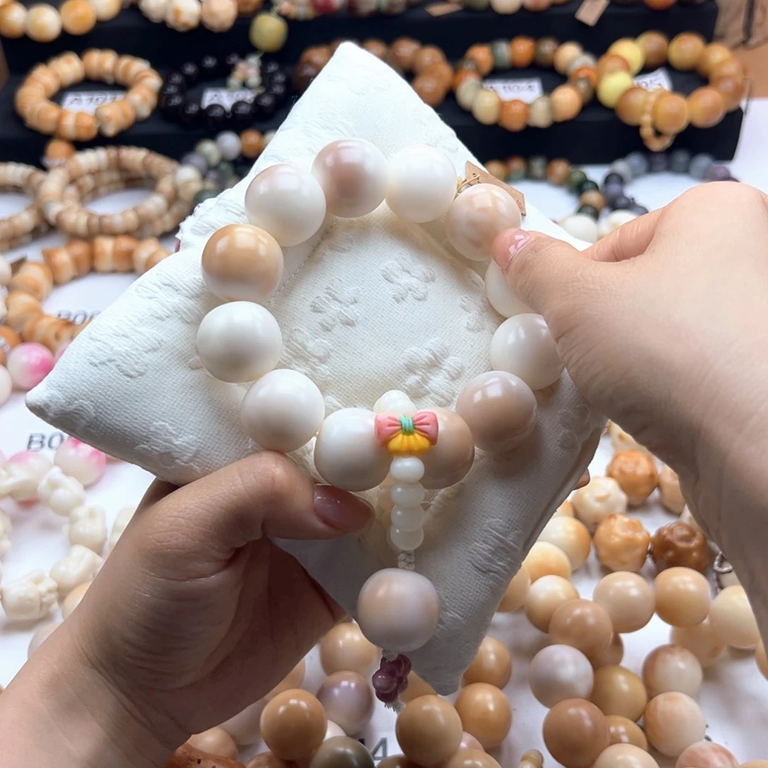 白玉菩提吊坠手持近全品