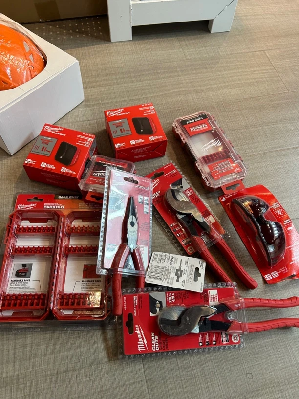 米沃奇手动工具直播间专属福利，每个产品只有一个，抢到就是挣到。