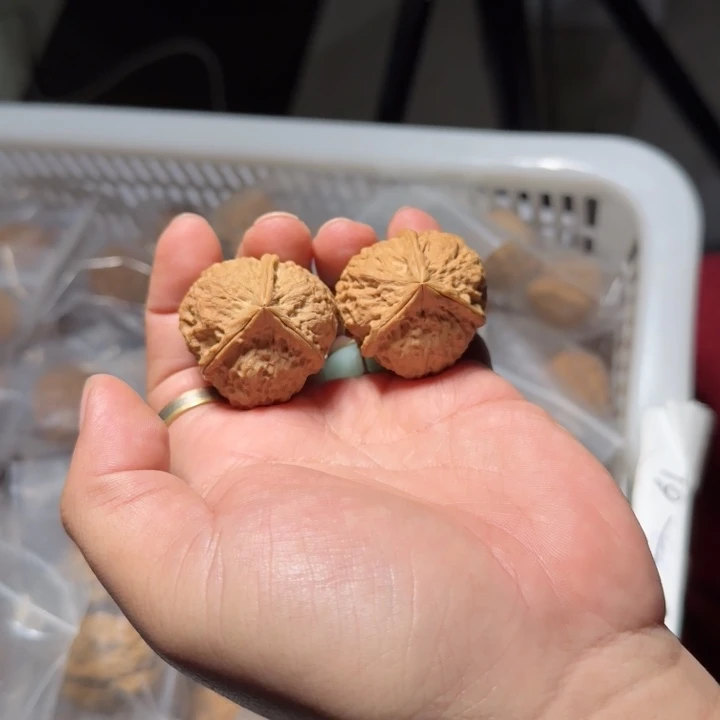 把件文玩核桃铁7号高货三棱随机发