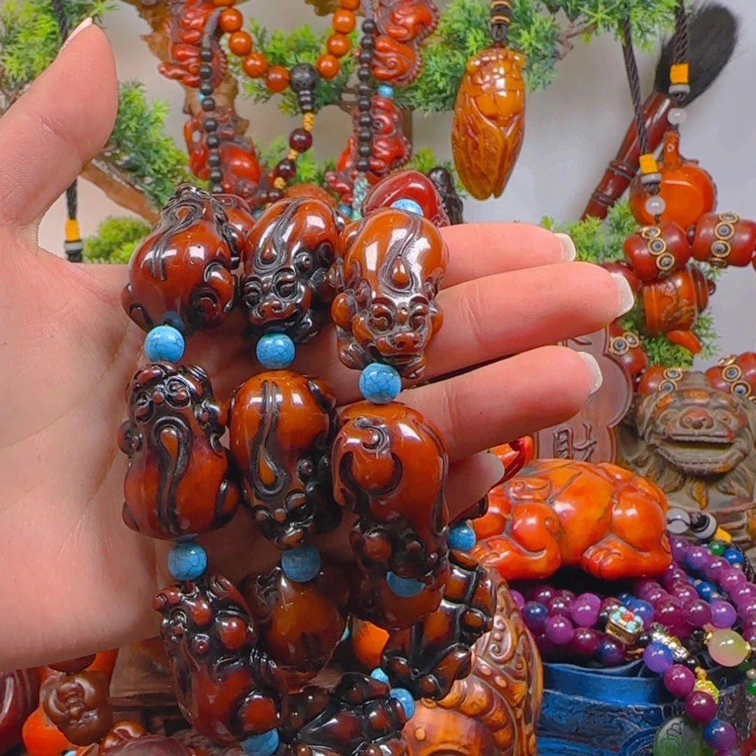 琥珀裸石未镶嵌手持