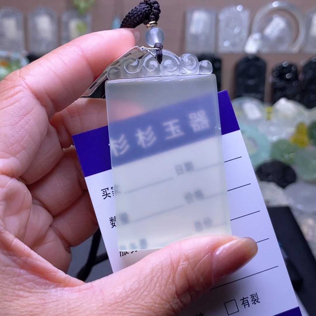 如***观蛇纹石玉未镶嵌颈饰