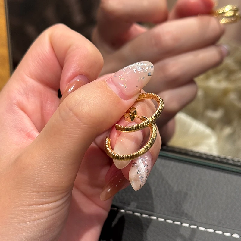 钛钢耳饰 爆闪横纹素圈耳环女设计感ins高级风百搭耳圈耳饰不褪色