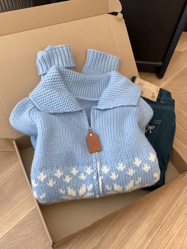 温柔慵懒风提花针织毛衣休闲女秋冬浅蓝色拉链翻领百搭高级感上衣