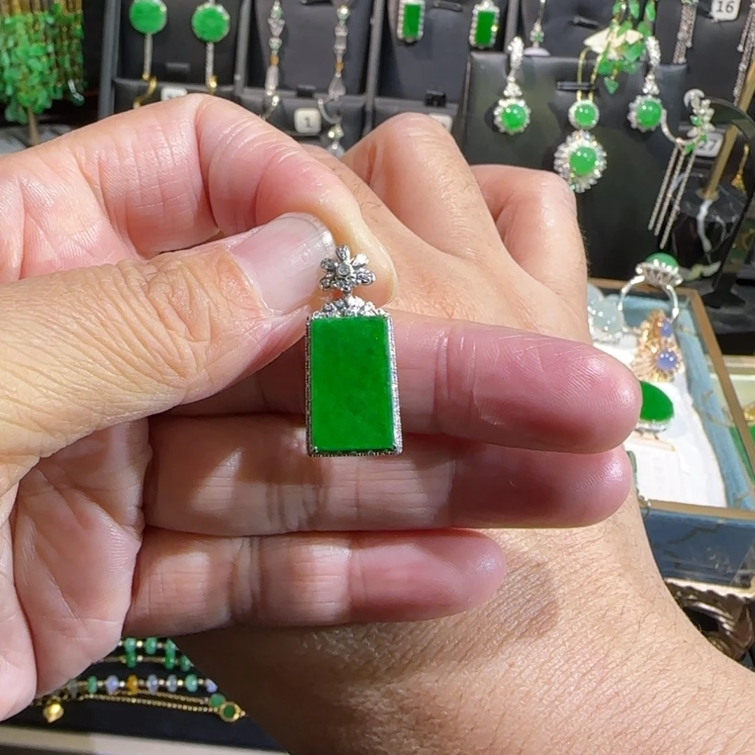 翡翠18K金镶嵌颈饰吊坠