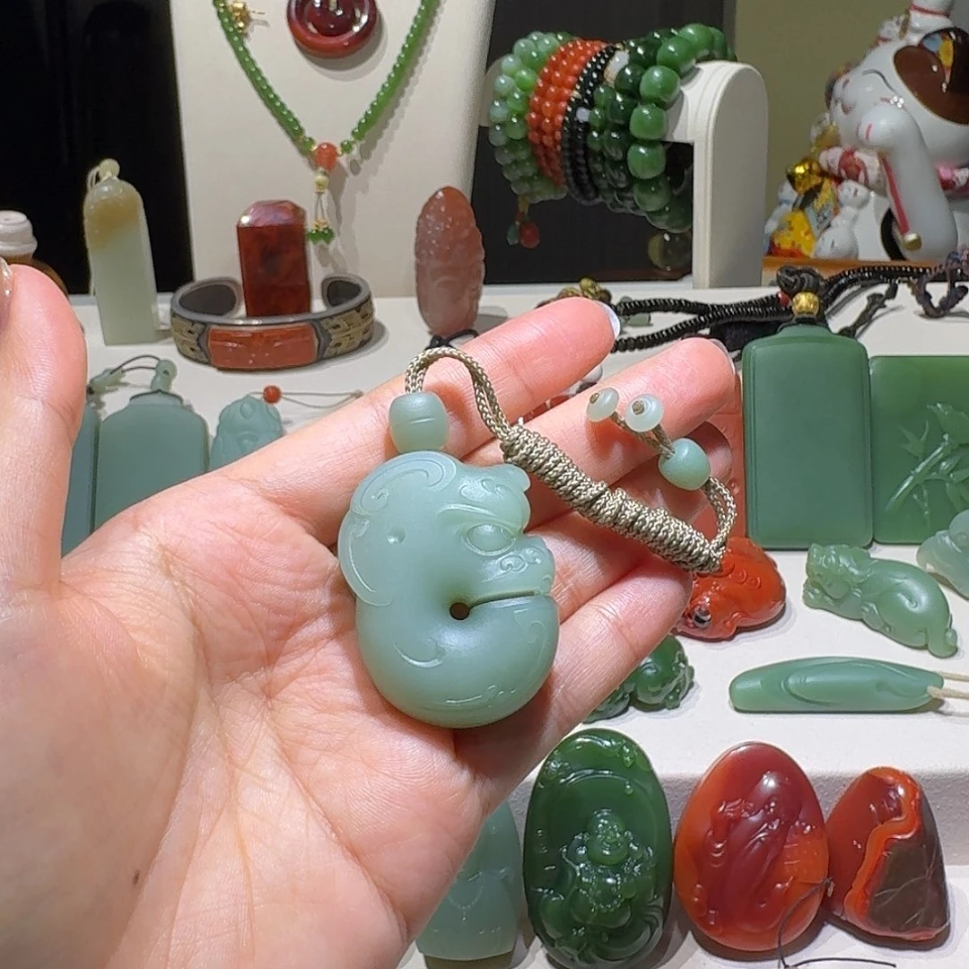 酒***伤和田玉未镶嵌吊坠(赠链)玉猪龙