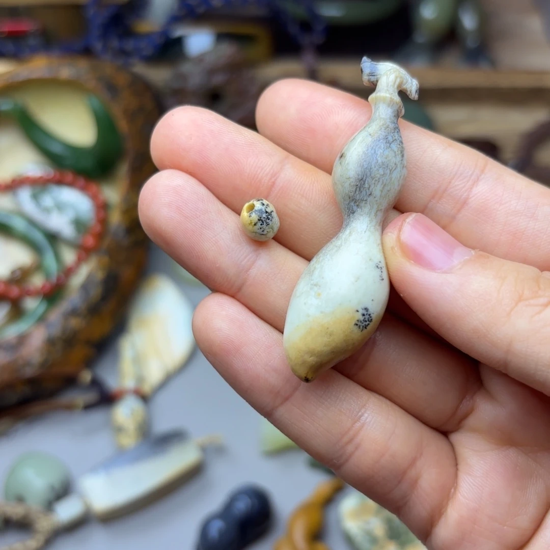 旧***迹透闪石质玉未镶嵌颈饰