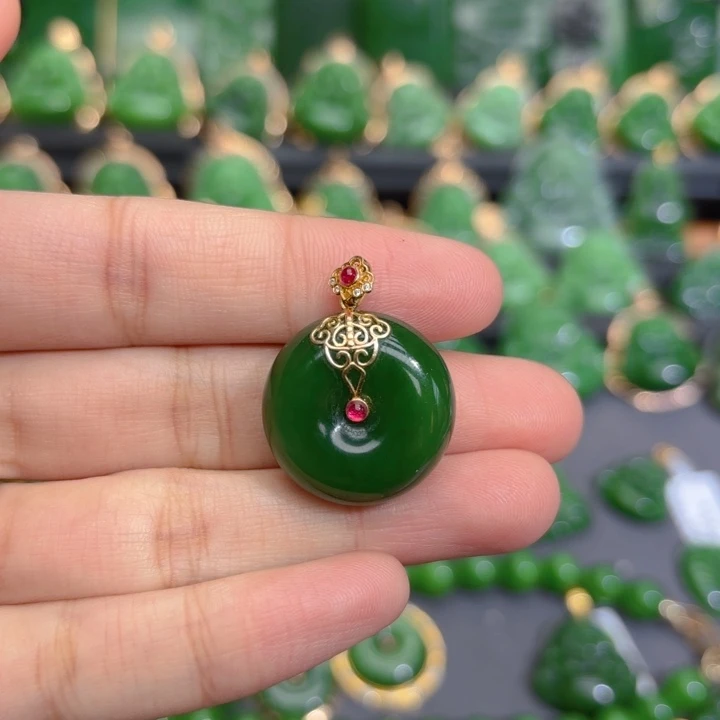 颈饰18K金镶嵌和田玉（碧玉）