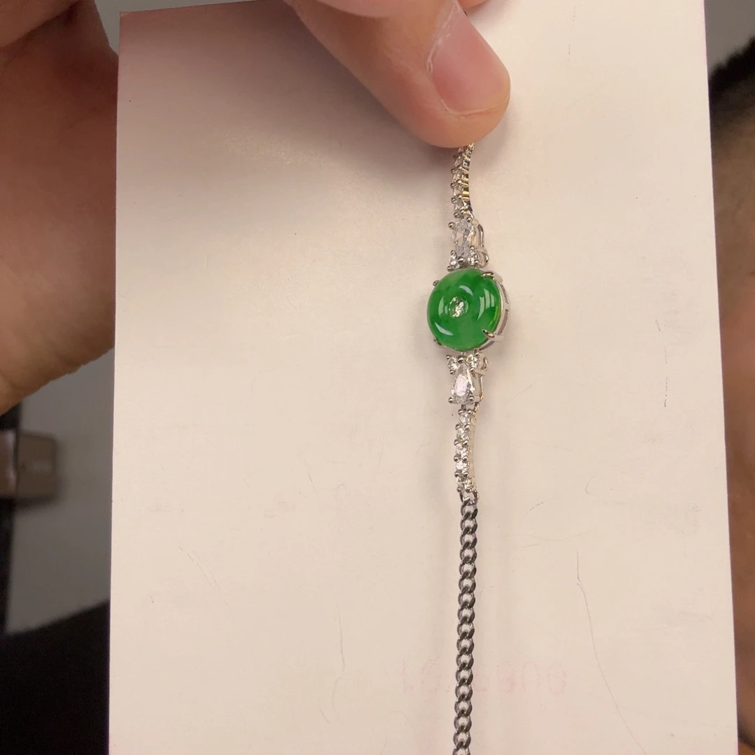 翡翠未镶嵌颈饰一件