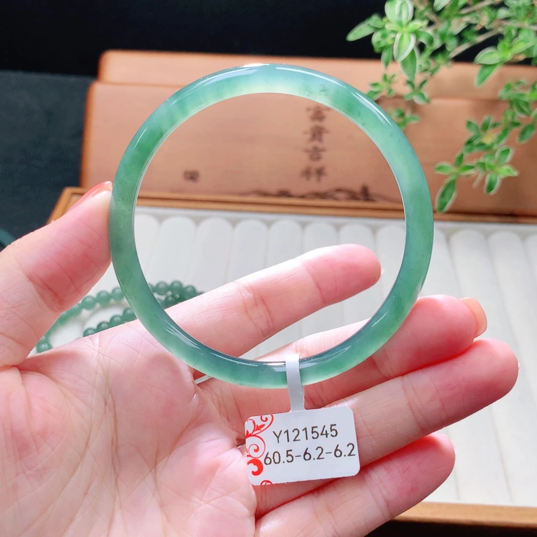 未镶嵌手镯（圆镯）翡翠