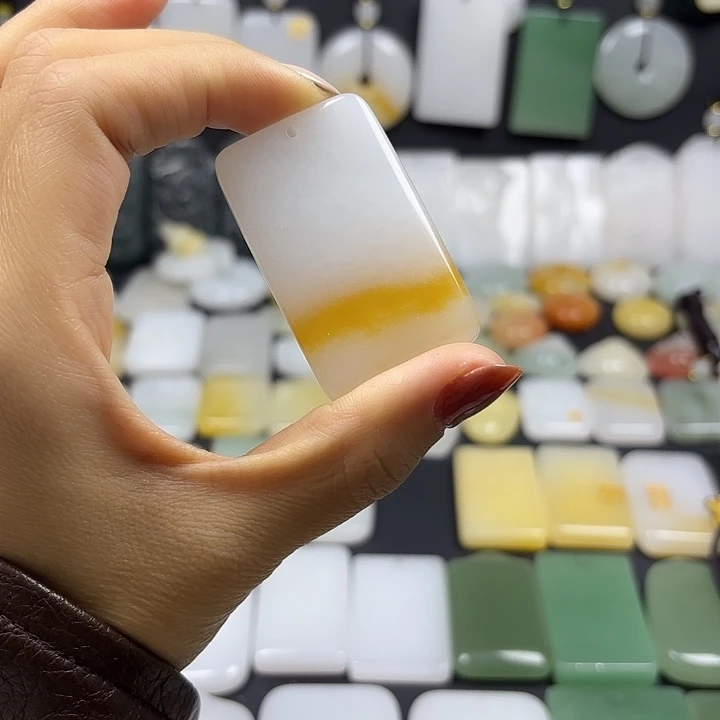 石英质玉（金丝玉）未镶嵌颈饰