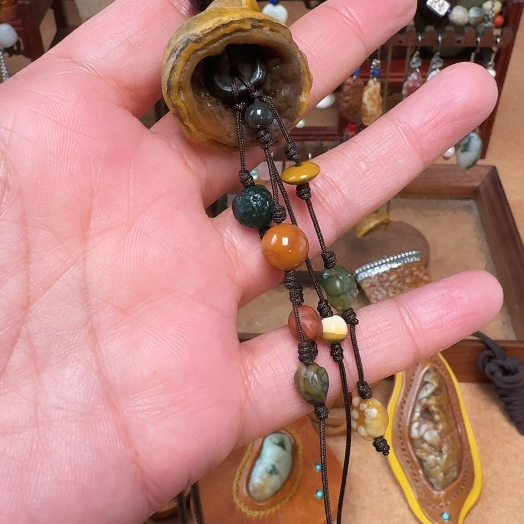 兜****阿拉善地表原石吊坠