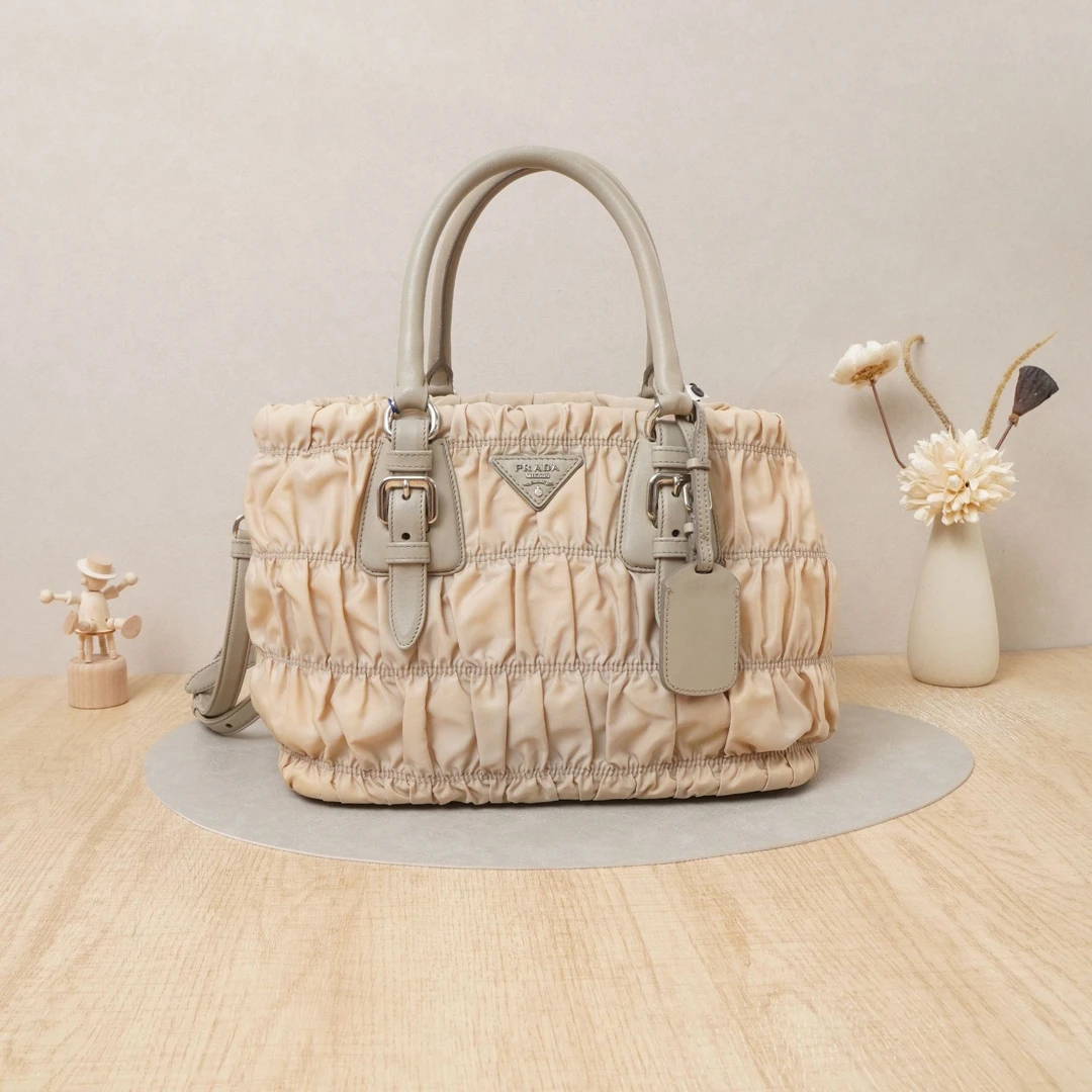 95新 Prada/普拉达  普拉达褶皱托特包米色尼龙/DS040105