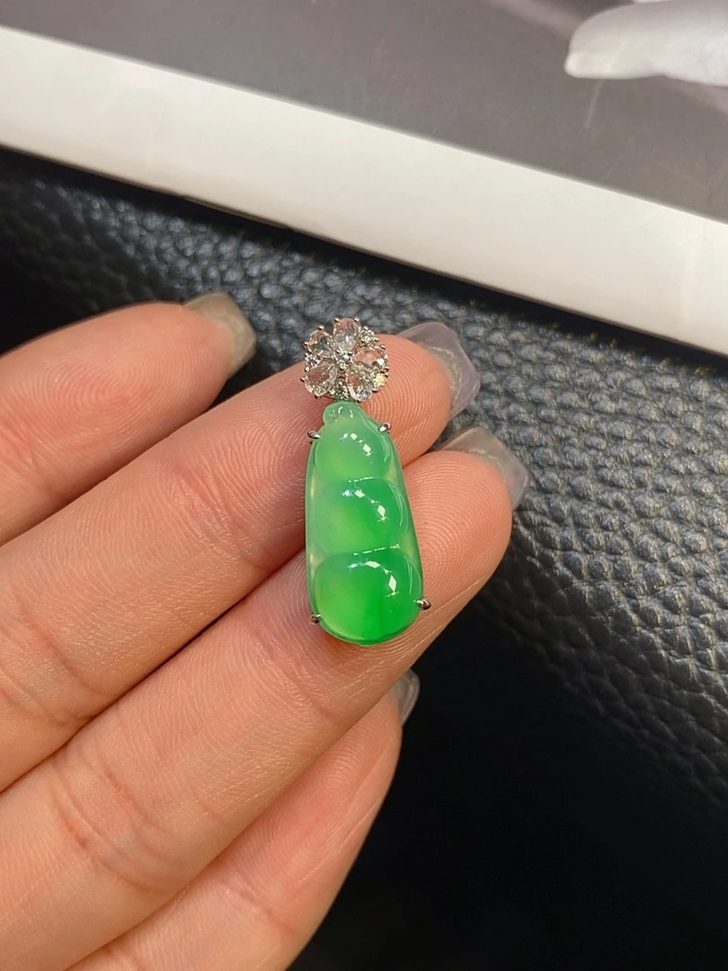 【伊玥珠宝】天然缅甸翡翠A货 木那阳绿福豆吊坠