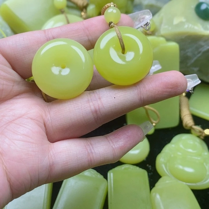 陈***庆布新疆黄玉小扣子