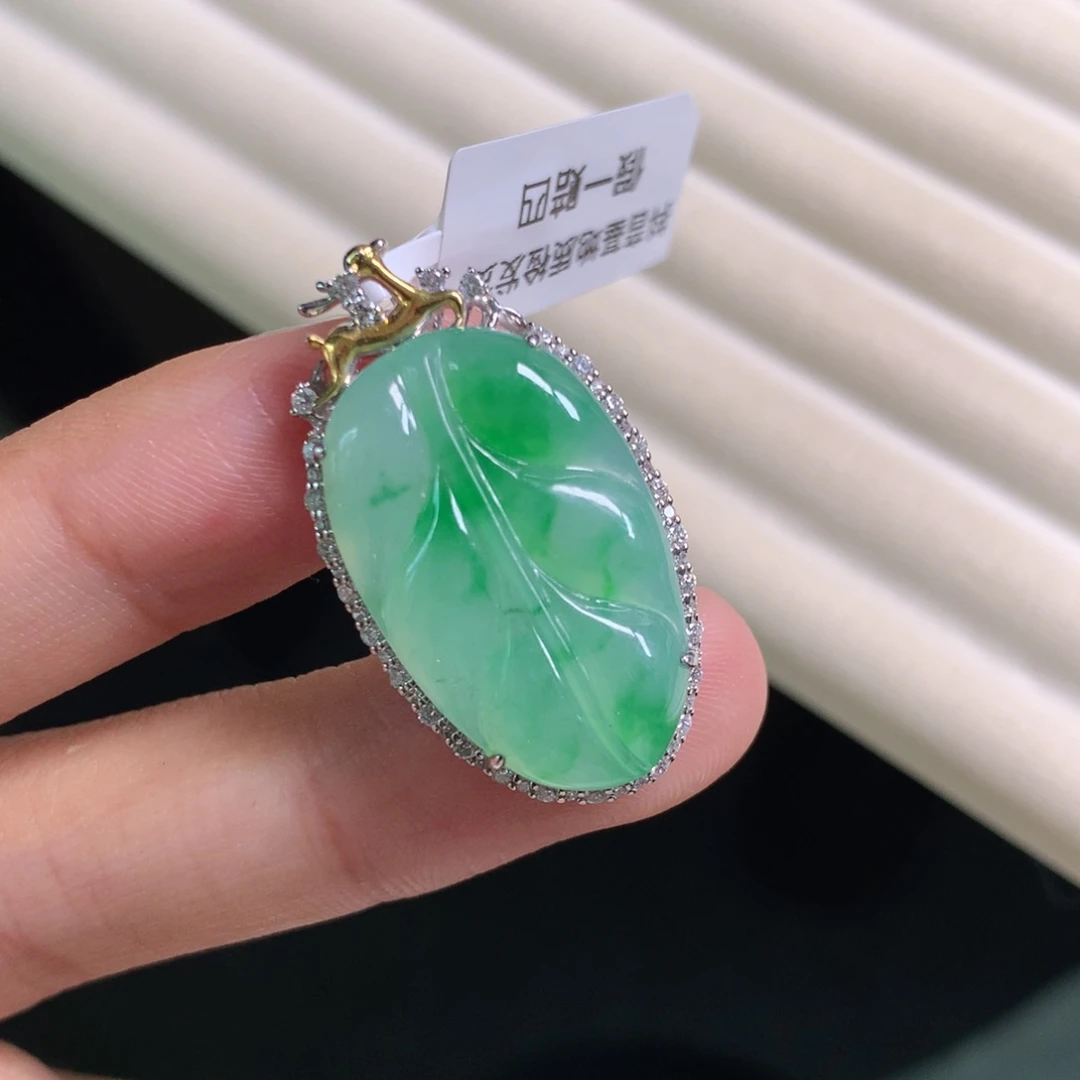 翡翠颈饰18K金镶嵌叶子