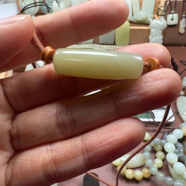 和田玉未镶嵌颈饰且末勒子