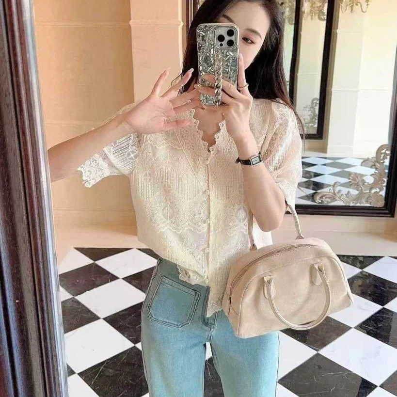 法式气质V领蕾丝短袖衬衫女2025夏季新款设计感别致减龄小衫上衣