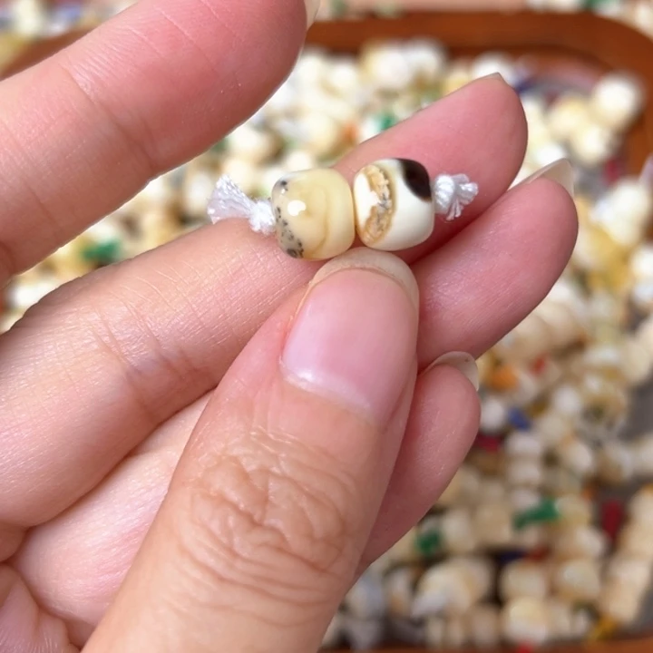 未镶嵌蜜蜡裸石8.6mm一对