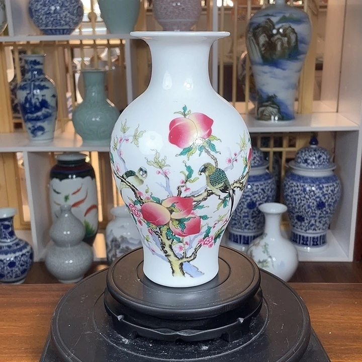 摆件粉彩寿桃花鸟魚尾瓶