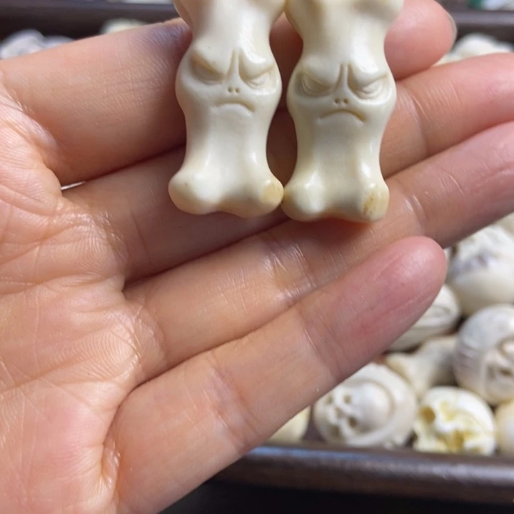 配饰鹿角雕刻一个出