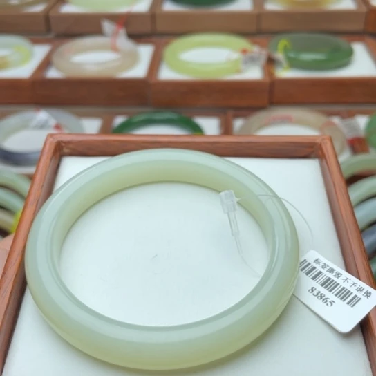 【闪购商品】和田玉手镯未镶嵌60