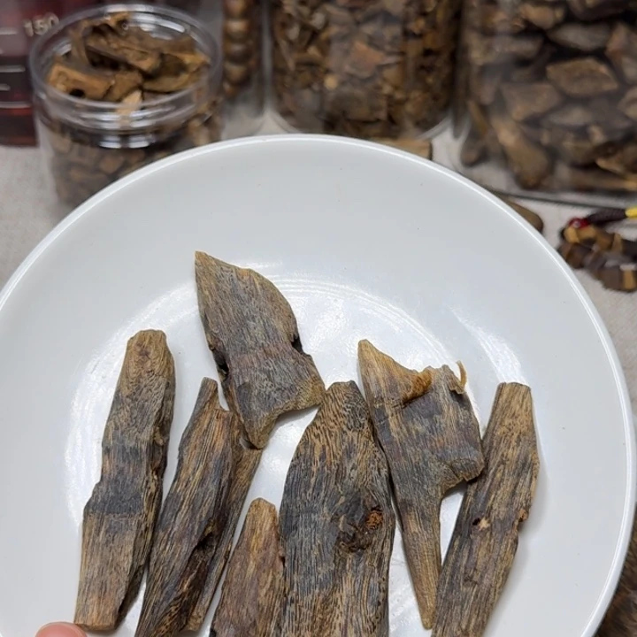 沉香沉香碎屑蓝宝石块料30克