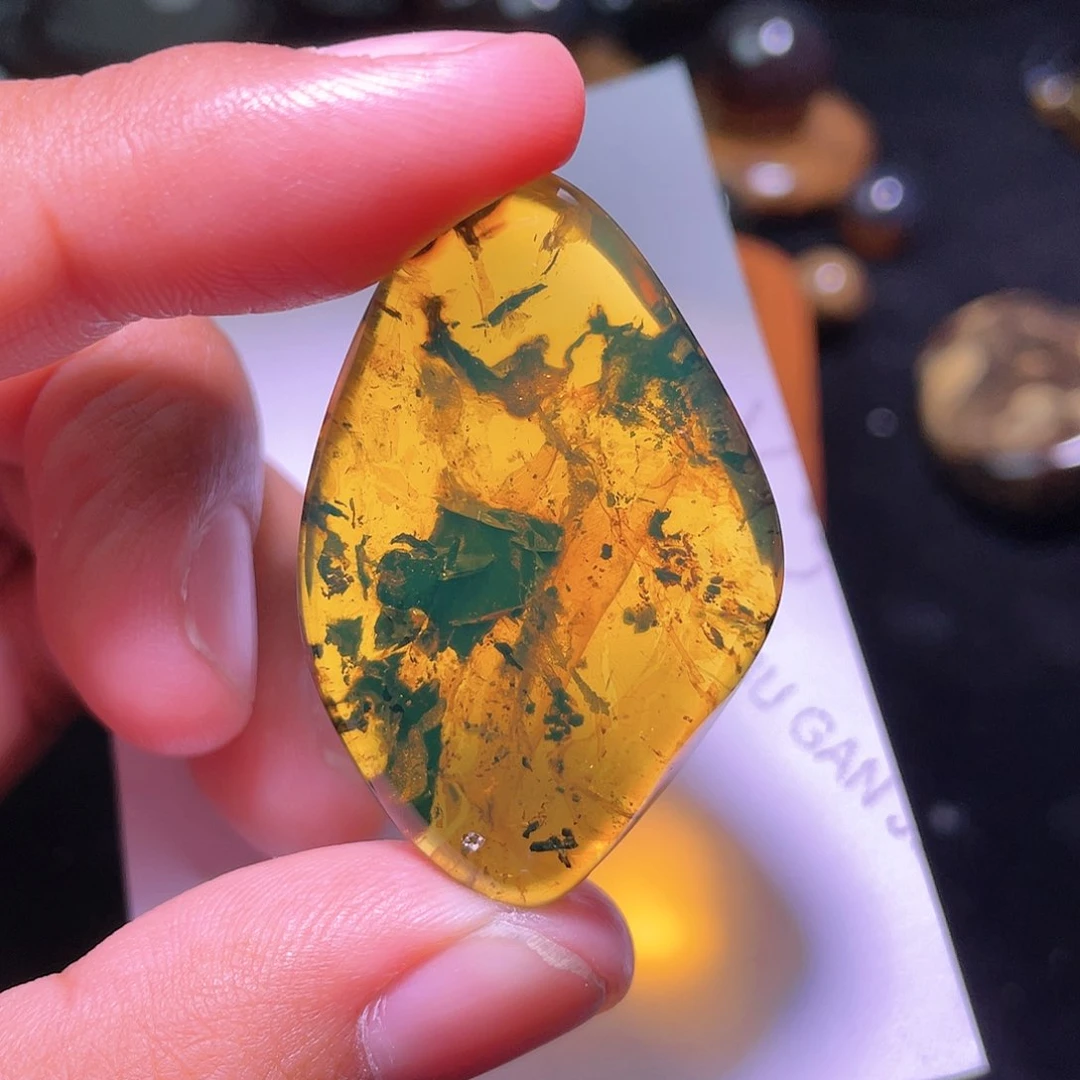 琥珀裸石未镶嵌，