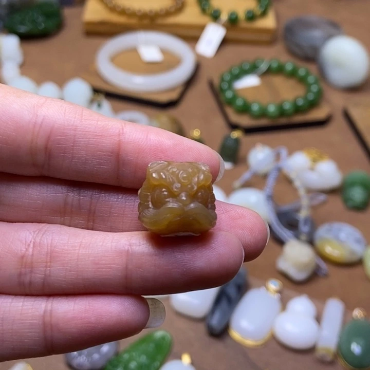 和田玉未镶嵌颈饰糖玉醒狮