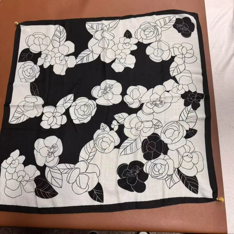 M107  黑白茶花方巾（磁吸扣）70*70左右