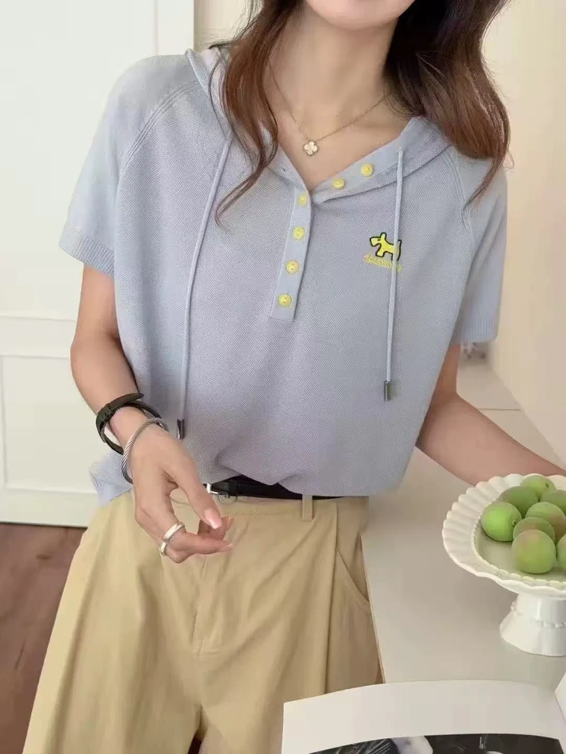 夏季短袖连帽针织上衣2025新款桑蚕丝字母刺绣T恤半开扣减龄帽衫