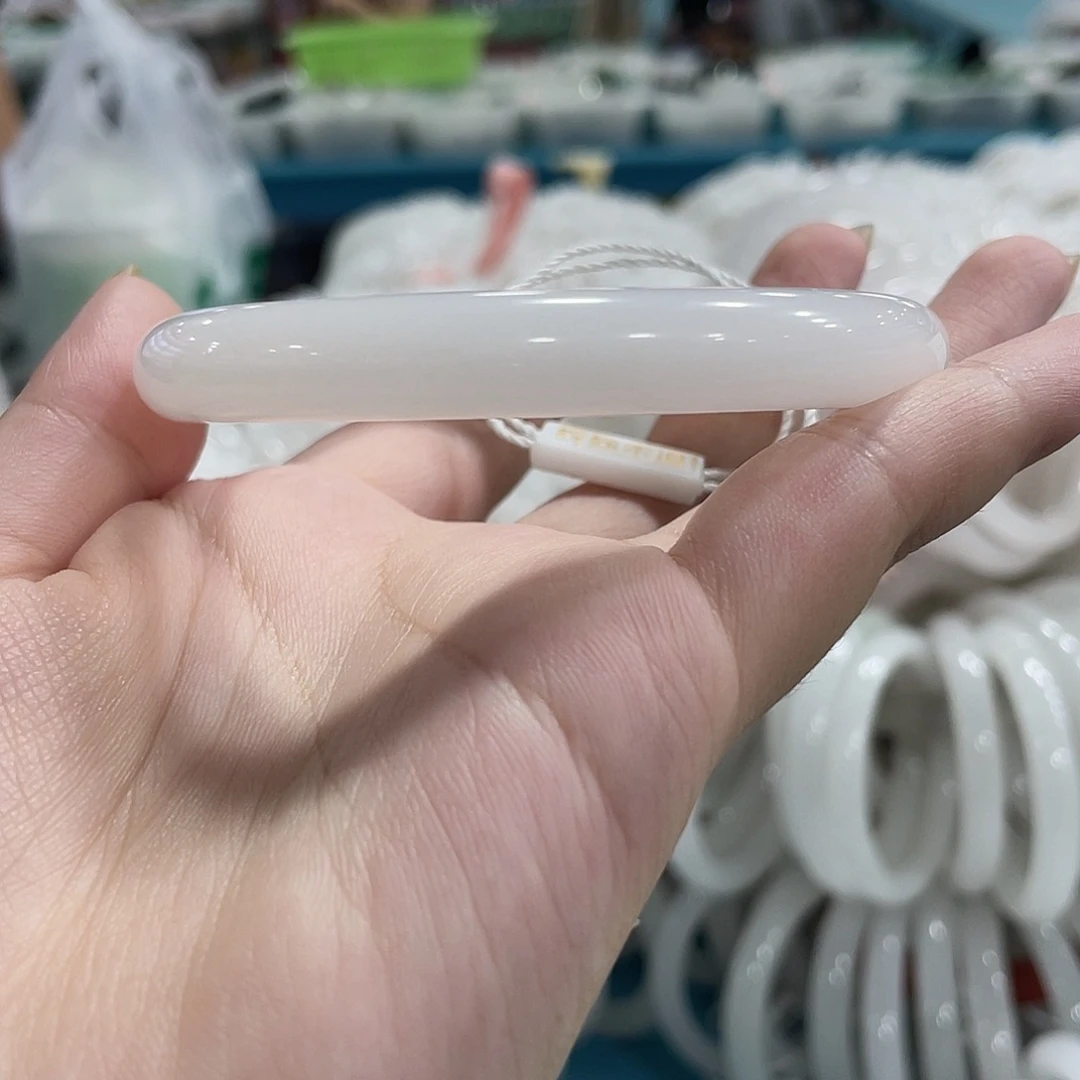 颈饰未镶嵌石英质玉（金丝玉）